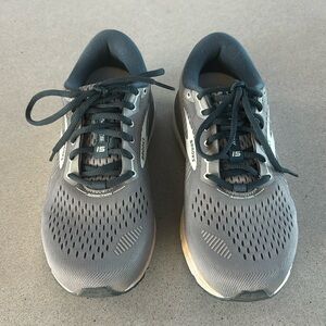 Brooks addiction GTS, size 9, wide